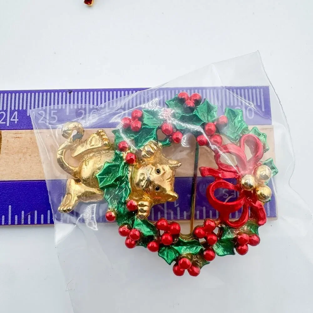 Vintage Signed AJC Cat Wreath Brooch Gold Plated Christmas Festive Feline Fun